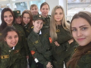 news4vip 1643382098 101 300x224 - 【画像】 ロシア女性兵士vsウクライナ女性兵士