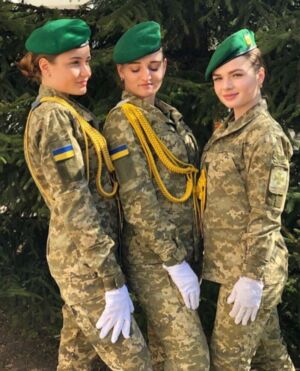 news4vip 1643382098 105 300x371 - 【画像】 ロシア女性兵士vsウクライナ女性兵士